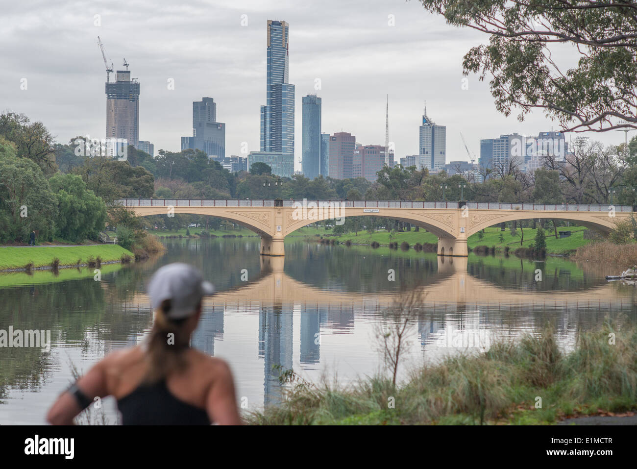 Jogging lungo il sentiero di Yarra di Melbourne Foto Stock