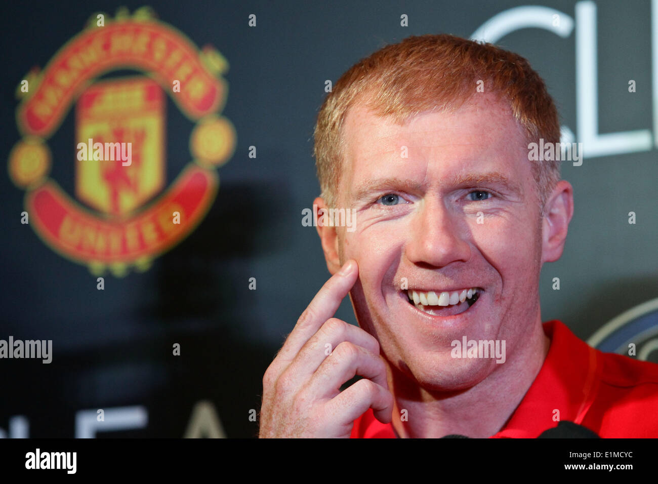 Manila, Filippine. Il 6 giugno, 2014. Makati, Filippine - Ex Manchester United player Paul Scholes Sorrisi durante una conferenza stampa in Makati il 6 giugno 2014. Insieme con Andy Cole, giocheranno una mostra gioco contro amatuer locale e professionale dei giocatori di calcio. Credito: Mark Cristino/NurPhoto/ZUMAPRESS.com/Alamy Live News Foto Stock Manila, Filippine. Il 6 giugno, 2014. Makati, Filippine - Ex Manchester United player Paul Scholes Sorrisi durante una conferenza stampa in Makati il 6 giugno 2014. Insieme con Andy Cole, giocheranno una mostra gioco contro amatuer locale e professionale dei giocatori di calcio. Credito: Mark Cristino/NurPhoto/ZUMAPRESS.com/Alamy Live News Foto Stock