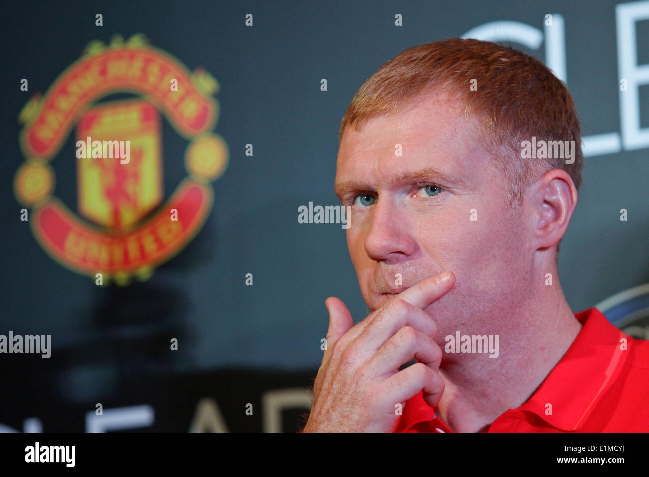 Manila, Filippine. Il 6 giugno, 2014. Makati, Filippine - Ex Manchester United player Paul Scholes gesti durante una conferenza stampa in Makati il 6 giugno 2014. Insieme con Andy Cole, giocheranno una mostra gioco contro amatuer locale e professionale dei giocatori di calcio. Credito: Mark Cristino/NurPhoto/ZUMAPRESS.com/Alamy Live News Foto Stock Manila, Filippine. Il 6 giugno, 2014. Makati, Filippine - Ex Manchester United player Paul Scholes gesti durante una conferenza stampa in Makati il 6 giugno 2014. Insieme con Andy Cole, giocheranno una mostra gioco contro amatuer locale e professionale dei giocatori di calcio. Credito: Mark Cristino/NurPhoto/ZUMAPRESS.com/Alamy Live News Foto Stock
