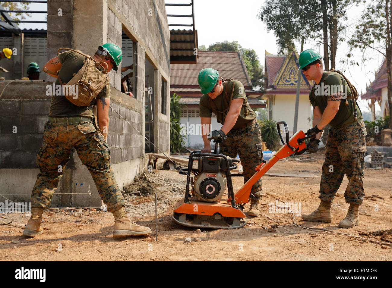 Da sinistra, U.S. Marine Corps Lance Cpl. Stan Wright, Cpl. Andrew O'Malley e Lance Cpl. Patrick Thompson, tutti gli ingegneri con t Foto Stock