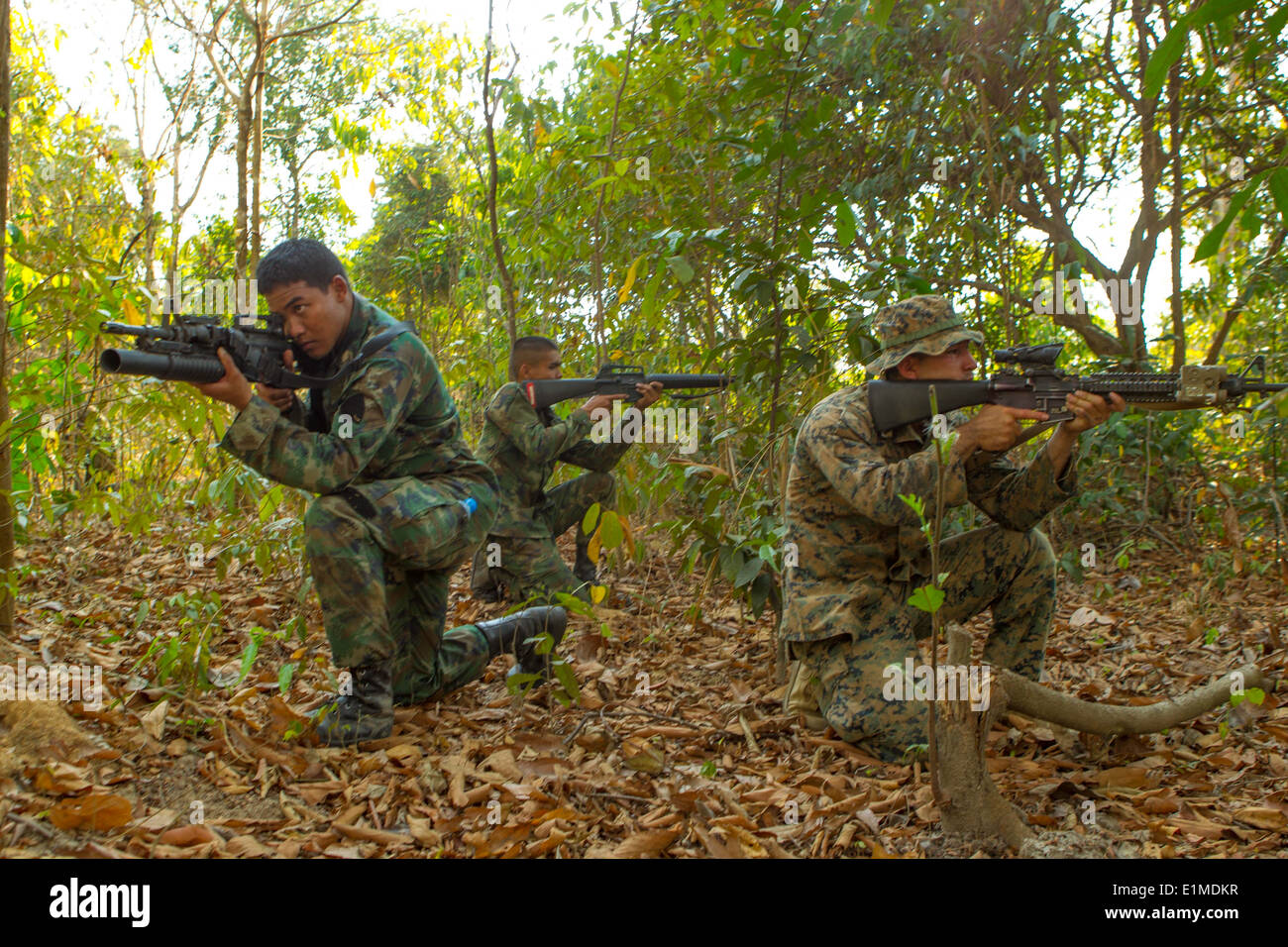 Royal Thai Marine Corps Petty Officer di seconda classe Panpach Poramet, sinistra, marinaio Somchok Mangkou, centro sia di base di fanti w Foto Stock