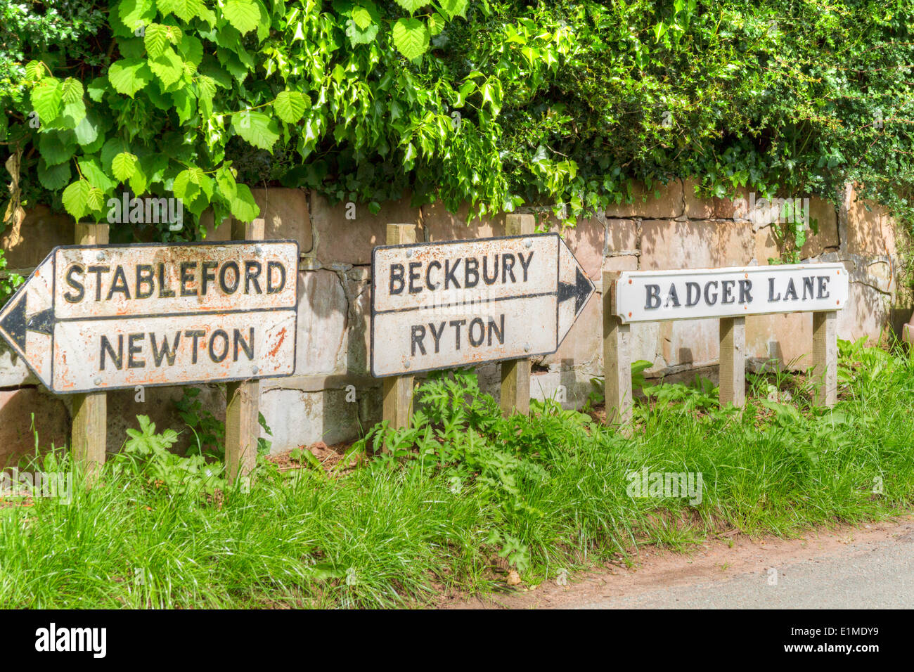 Vecchio ghisa i cartelli stradali in un piccolo villaggio nello Shropshire REGNO UNITO Foto Stock