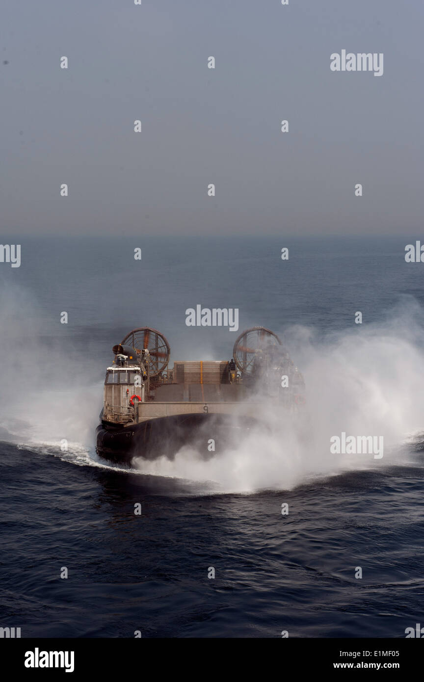 Stati Uniti Navy Landing Craft, cuscino d'aria 9, assegnato alla spiaggia navale unità 7, si prepara a entrare il bene del ponte della assau anfibio Foto Stock