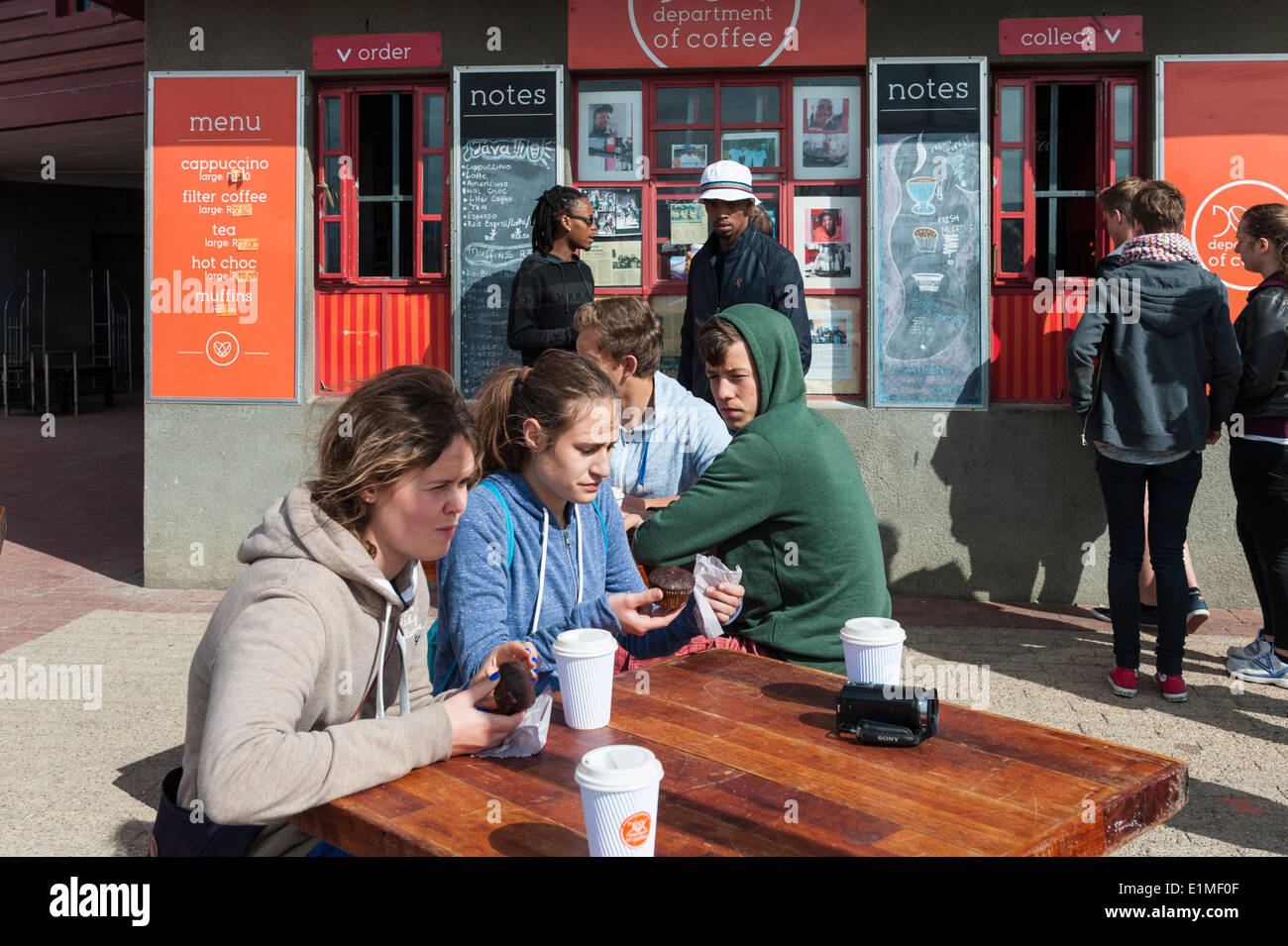 Studenti tedeschi e township tour guida a un coffee shop in Khayelitsha, Cape Town, Sud Africa Foto Stock