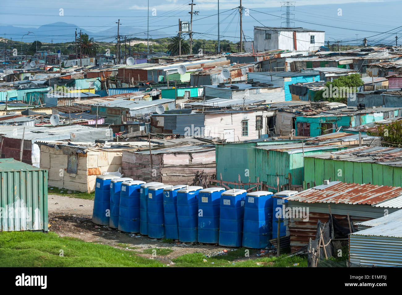 Una fila di aprire servizi igienici in Khayelitsha, Cape Town, Sud Africa Foto Stock