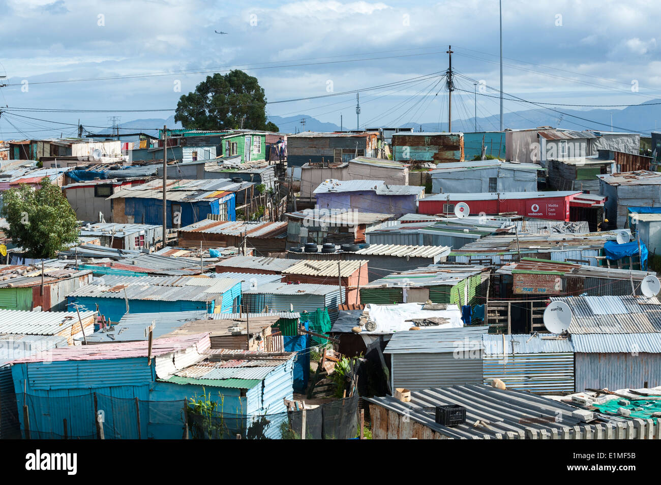 Colonia di ferro corrugato capannoni in Khayelitsha, Cape Town, Sud Africa Foto Stock