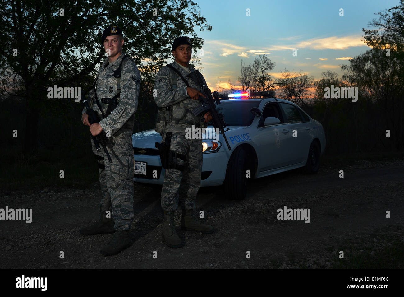 Stati Uniti Air Force Senior Airman Kristopher Smith, a sinistra un patrolman con il 802nd delle forze di sicurezza Squadron (FS), e Airman 1. Foto Stock