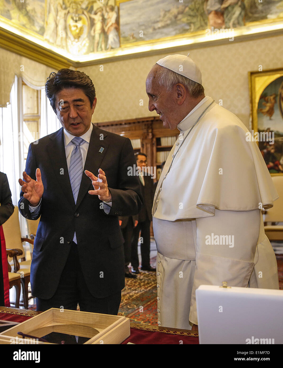 Città del Vaticano il 6 giugno, 2014. Libreria privata udienza con il Santo Padre Papa Francesco al Primo Ministro del Giappone, il sig. Shinzo Abe Seil. Credito: Davvero Facile Star/Alamy Live News Foto Stock