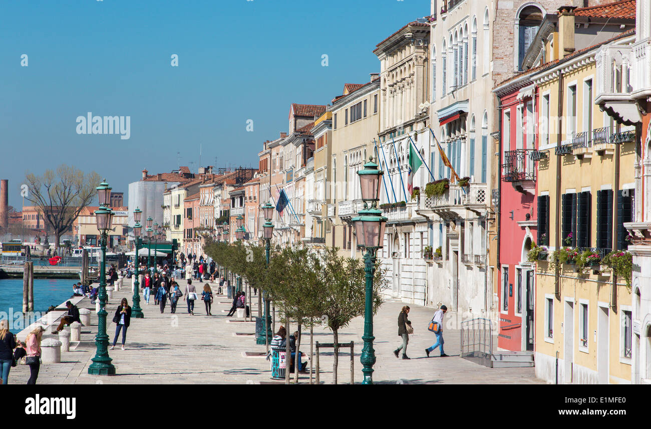 Venezia, Italia - 12 Marzo 2014: Waterfront Fondamenta Zattere ponte lungo. Foto Stock