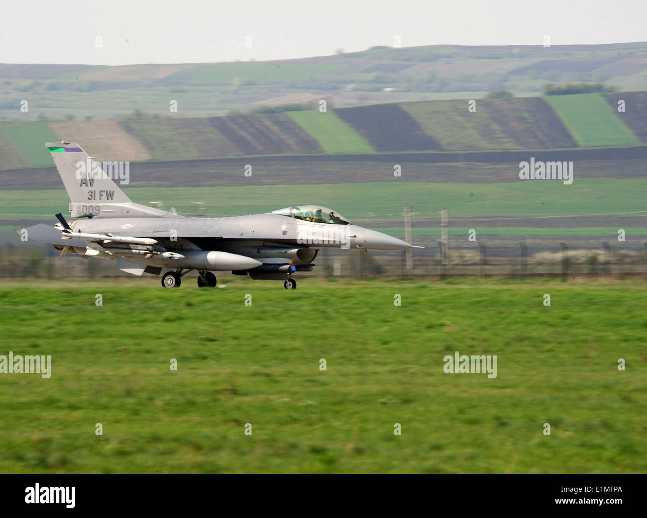 Un U.S. Air Force F-16 Fighting Falcon aereo arriva a Campia Turzii, Romania, Aprile 9, 2014 per partecipare a esercitare il DAC Foto Stock