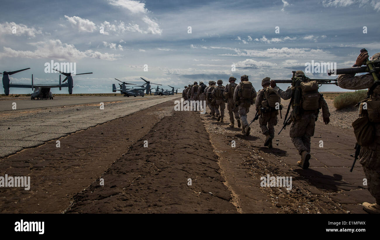 Stati Uniti Marines con il 3° Battaglione, 6° Reggimento Marine, seconda divisione Marine board MV-22 Osprey tiltrotor aeromobili a Auxiliar Foto Stock