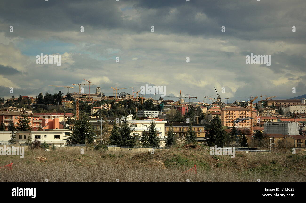 L'Aquila, AQ, Italia. Il 6 giugno, 2014. Lunedì 6 aprile del 2009, un potente terremoto di magnitudo 5,8 sulla scala Richter ha sconvolto il centro città italiana di L'Aquila e dei suoi villaggi circostanti. Questo grande tremore è costato la vita a 309 persone e lasciato circa 67.000 persone senzatetto, più del 90% del totale della popolazione colpita. A 3:32 am, in meno di 20 secondi, il Aquilani hanno visto la loro vita quotidiana ridotta in macerie e il contorno della loro città completamente sfocata. Credito: ZUMA Press, Inc./Alamy Live News Foto Stock