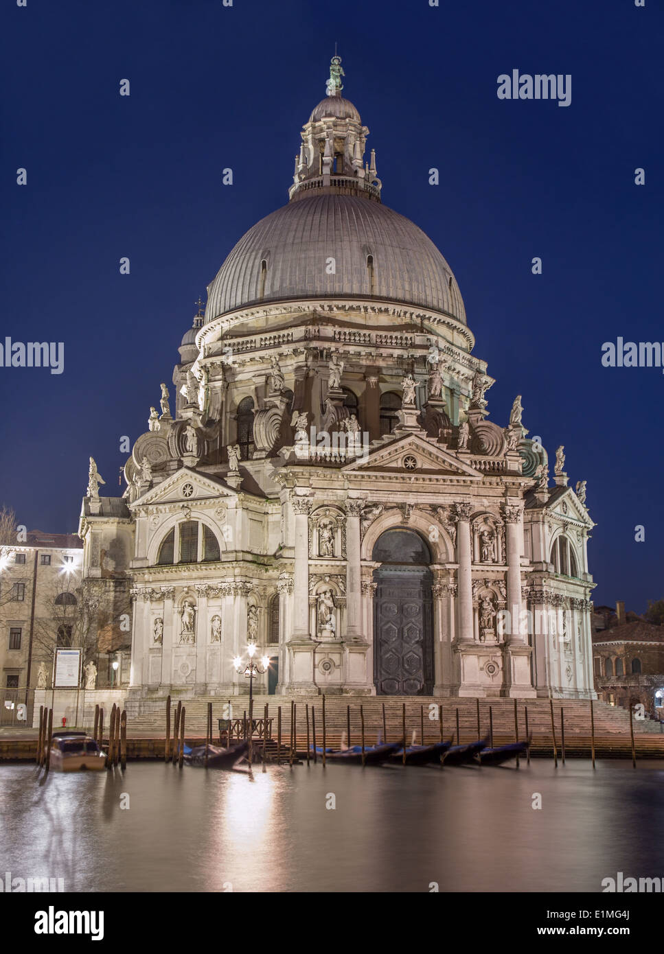 Venezia - Chiesa di Santa Maria della Salute, e gondole nel crepuscolo della sera Foto Stock