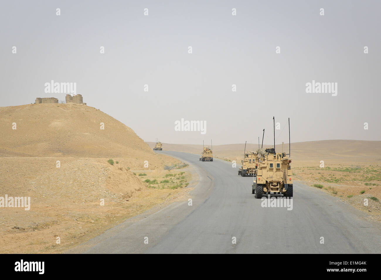 Un convoglio di U.S. Marine Corps miniera-resistenti, imboscata-veicoli protetti assegnato al primo battaglione, 7° Reggimento Marine trav Foto Stock