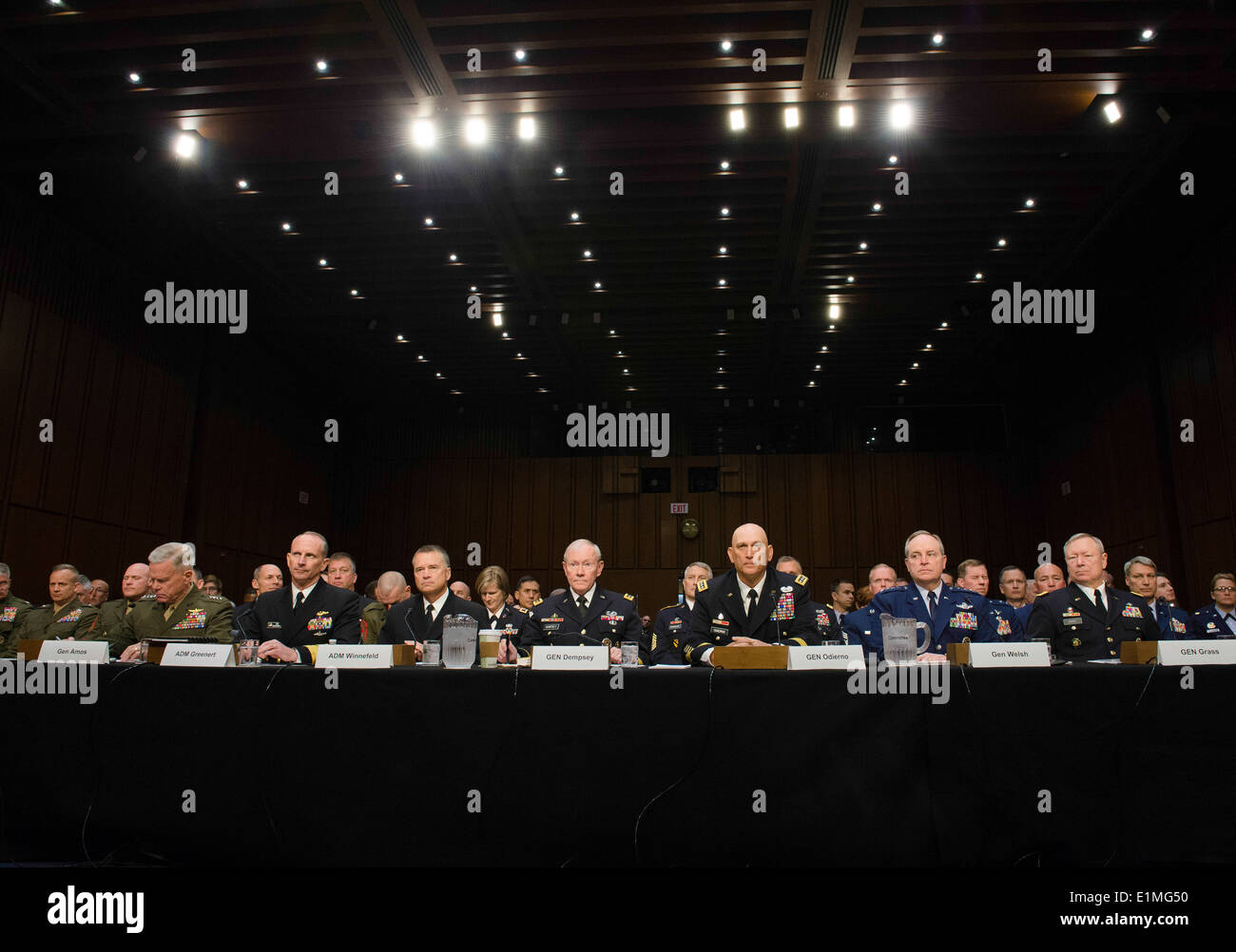 Da sinistra, comandante dell'U.S. Marine Corps gen. James F. Amos; Capo di operazioni navali Navy Adm. Jonathan W. Greenert; Vi Foto Stock
