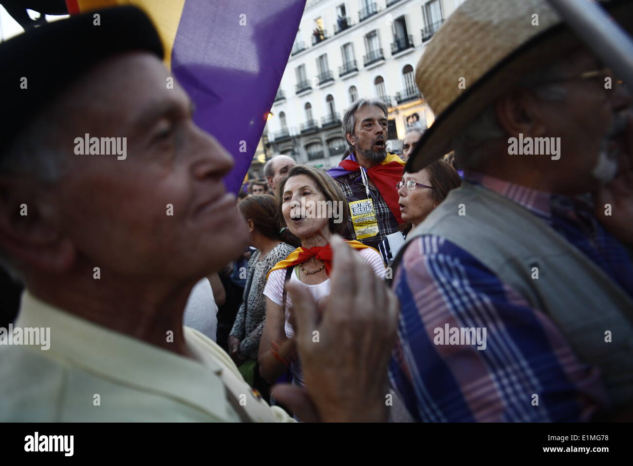 Madrid, Spagna. Il 6 giugno, 2014. Dopo quasi 40 anni sul trono, re Juan Carlos I di Spagna detto lunedì (02-06-2014) che egli sarà il rafforzamento verso il basso. Decine di migliaia di Madrid, la Puerta del Sol dispone di prese per le strade per chiedere un referendum sulla questione se il paese deve mantenere la sua monarchia o essere proclamata la repubblica dopo l'abdicazione del Re Juan Carlos I. Credito: Javier Luengo/NurPhoto/ZUMAPRESS.com/Alamy Live News Foto Stock