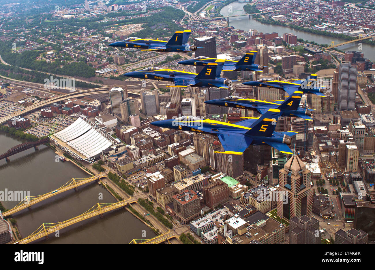 La US Navy dimostrazione di volo squadrone, Blue Angels, volare in formazione Delta oltre il centro di Pittsburgh vicino Point State Park, 4 giugno 2014 a Pittsburgh, PA. Foto Stock