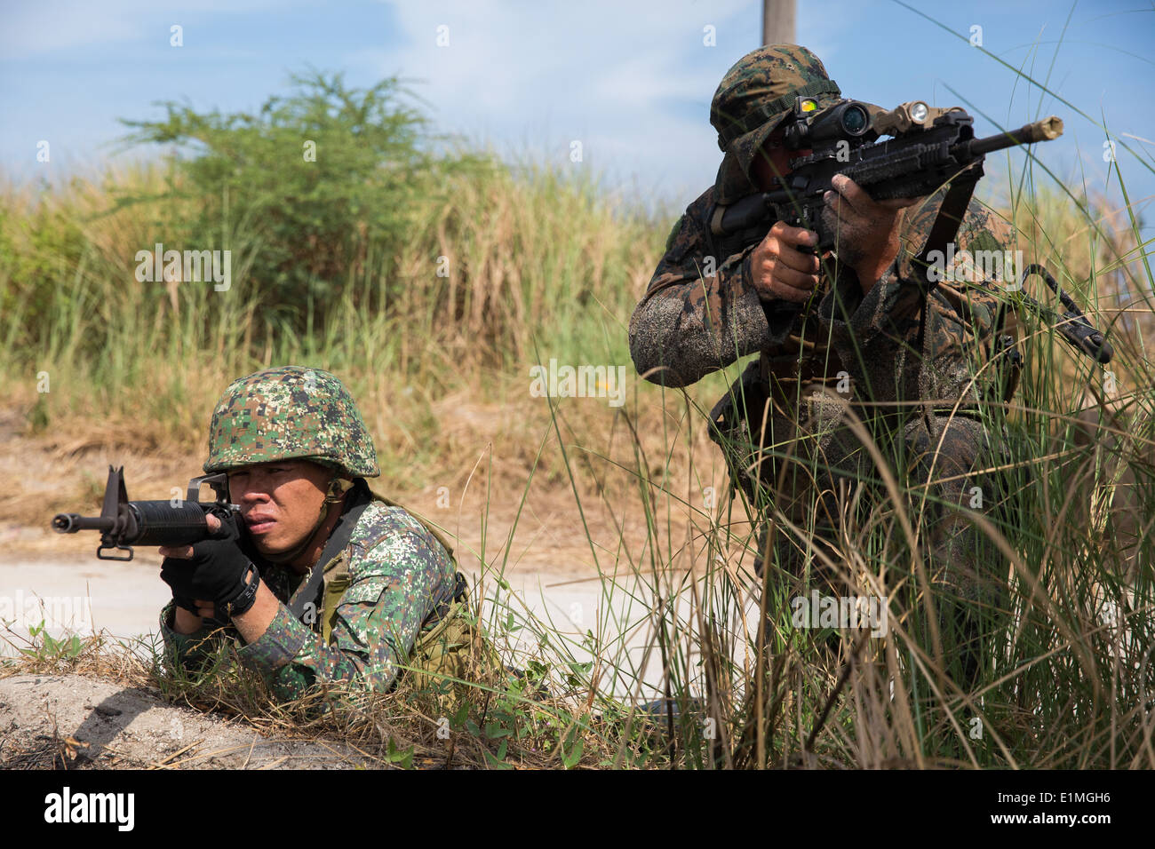 Philippine e marines statunitensi treno i loro fucili a potenziali bersagli dopo un assalto di spiaggia durante un esercizio bilaterale come parte o Foto Stock