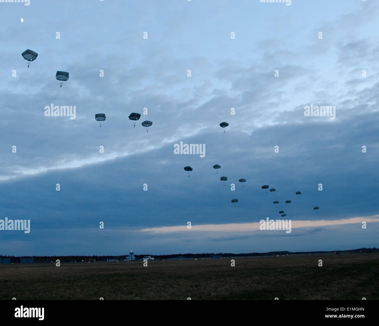 Esercito multinazionale paracadutisti cadere a terra durante un combinato di U.S.-estone airborne funzionamento a ?mari Air Base in Esto Foto Stock