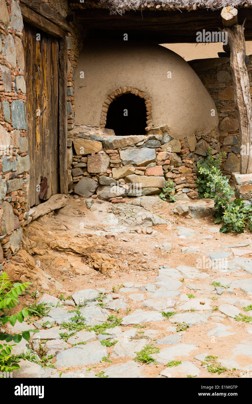 Alveare vecchio forno di argilla nel villaggio Fikardou, Cipro. Foto Stock