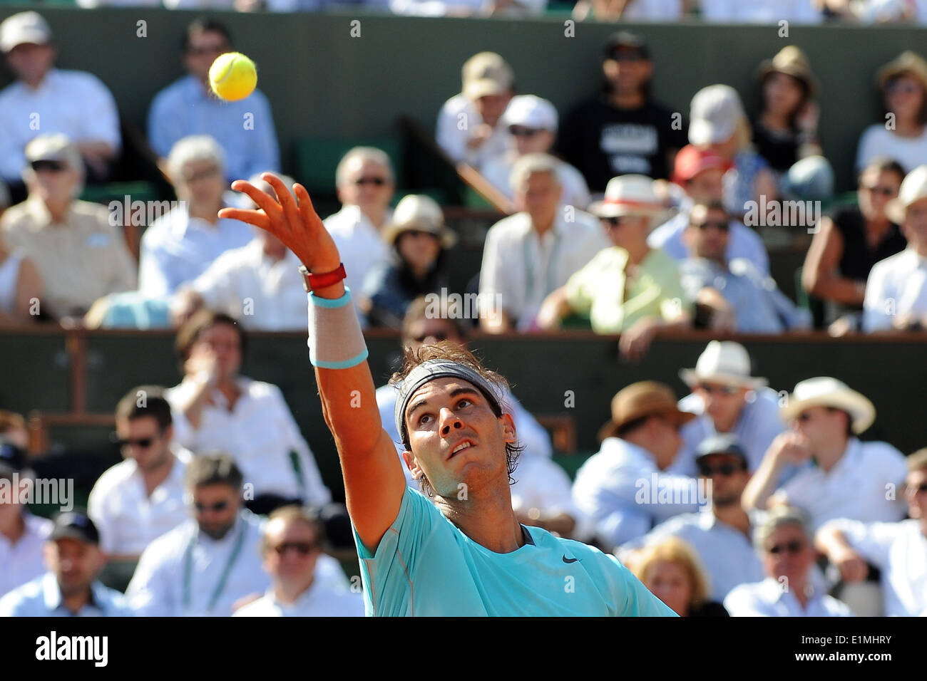 Roland Garros di Parigi, Francia. Il 6 giugno, 2014. Open di Francia di Tennis campionati. Mens singles semi-finale. Rafael Nadal (ESP) versus Andy Murray (GB). Rafael Nadal con il servire. Nadal ha vinto da 6-3 6-2 6-1 a raggiungere la finale contro Djokovic. Credito: Azione Sport Plus/Alamy Live News Foto Stock