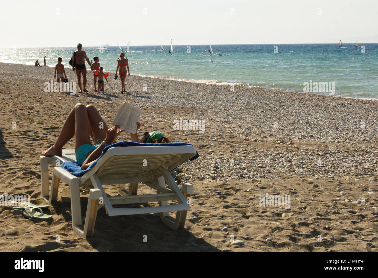 Spiaggia scena, vacanze in famiglia e il divertimento di Ixia, Ialyssos Bay, Pefki e Kallithea, l' Isola di Rodi, Grecia Foto Stock