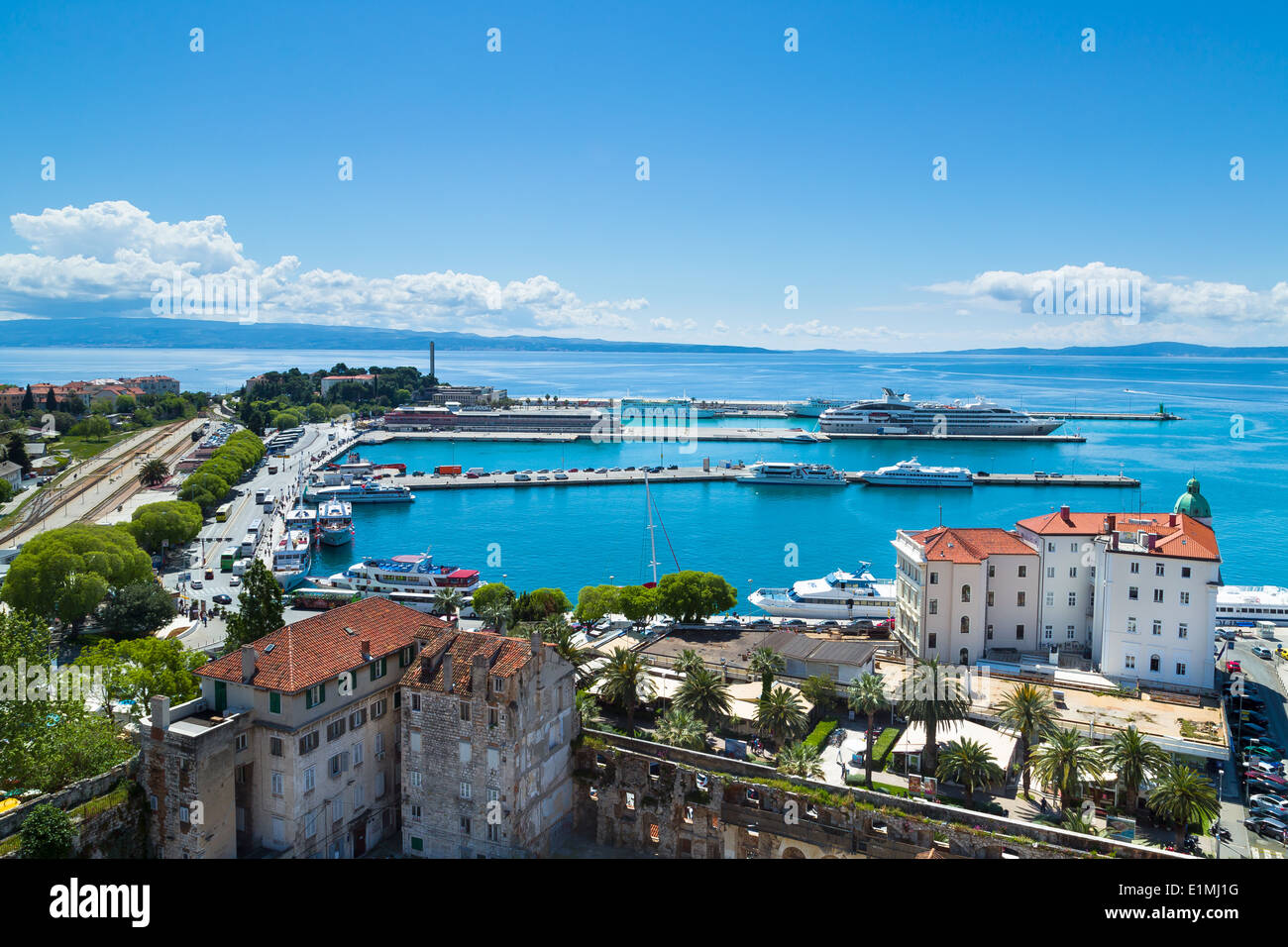 Vista a sud di split mostra autorità portuale edificio e Ferry Terminal. A sinistra si trova la stazione ferroviaria e la stazione degli autobus Foto Stock