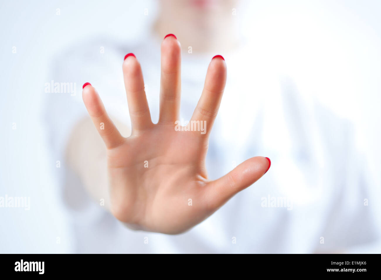 Giovane donna che mostra handsign palm. Foto Stock