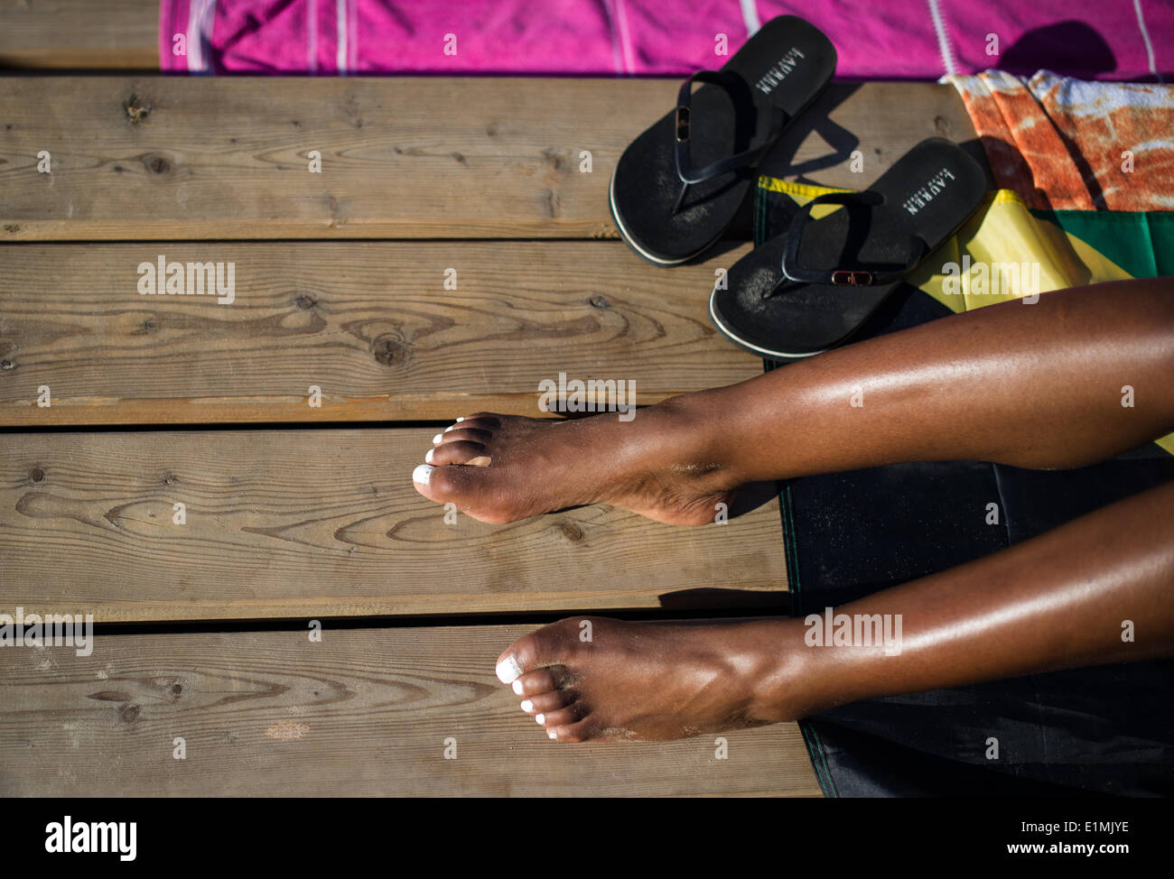 Berlino, Germania. Il 6 giugno, 2014. Una donna suns se stessa a Berlino, Germania, 06 giugno 2014. Il fine settimana di pentecoste sarà soleggiato e caldo e secco. Foto: Maja Hitij/dpa/Alamy Live News Foto Stock