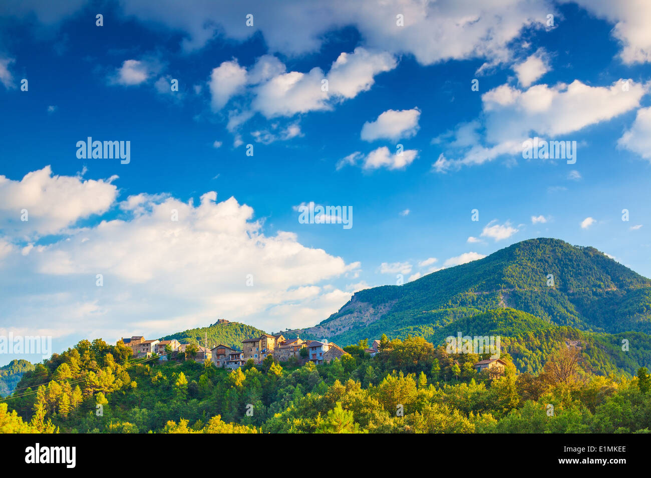Pirenei e piccolo villaggio. Foto Stock