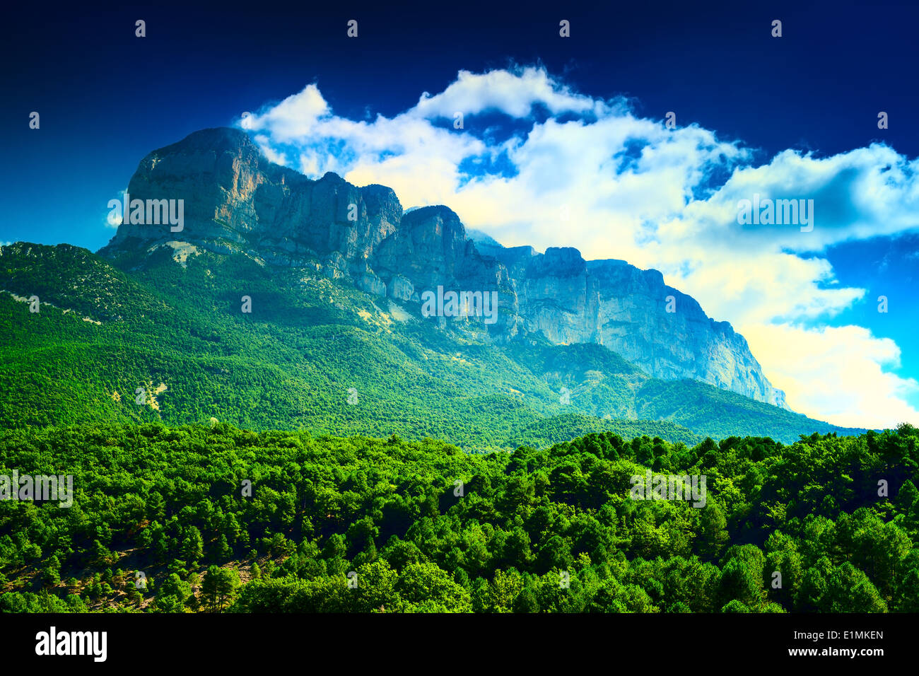 Montagne drammatico contrasto di colori. Foto Stock