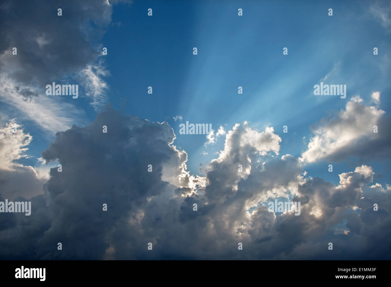 Sera cloudscape e raggi Foto Stock