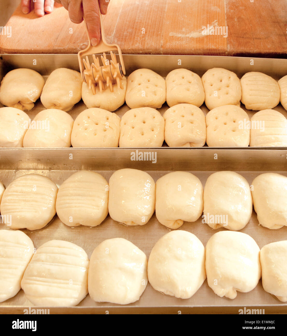 Professional Bakery - tocchi di rifinitura sulla pasta prima della cottura Foto Stock