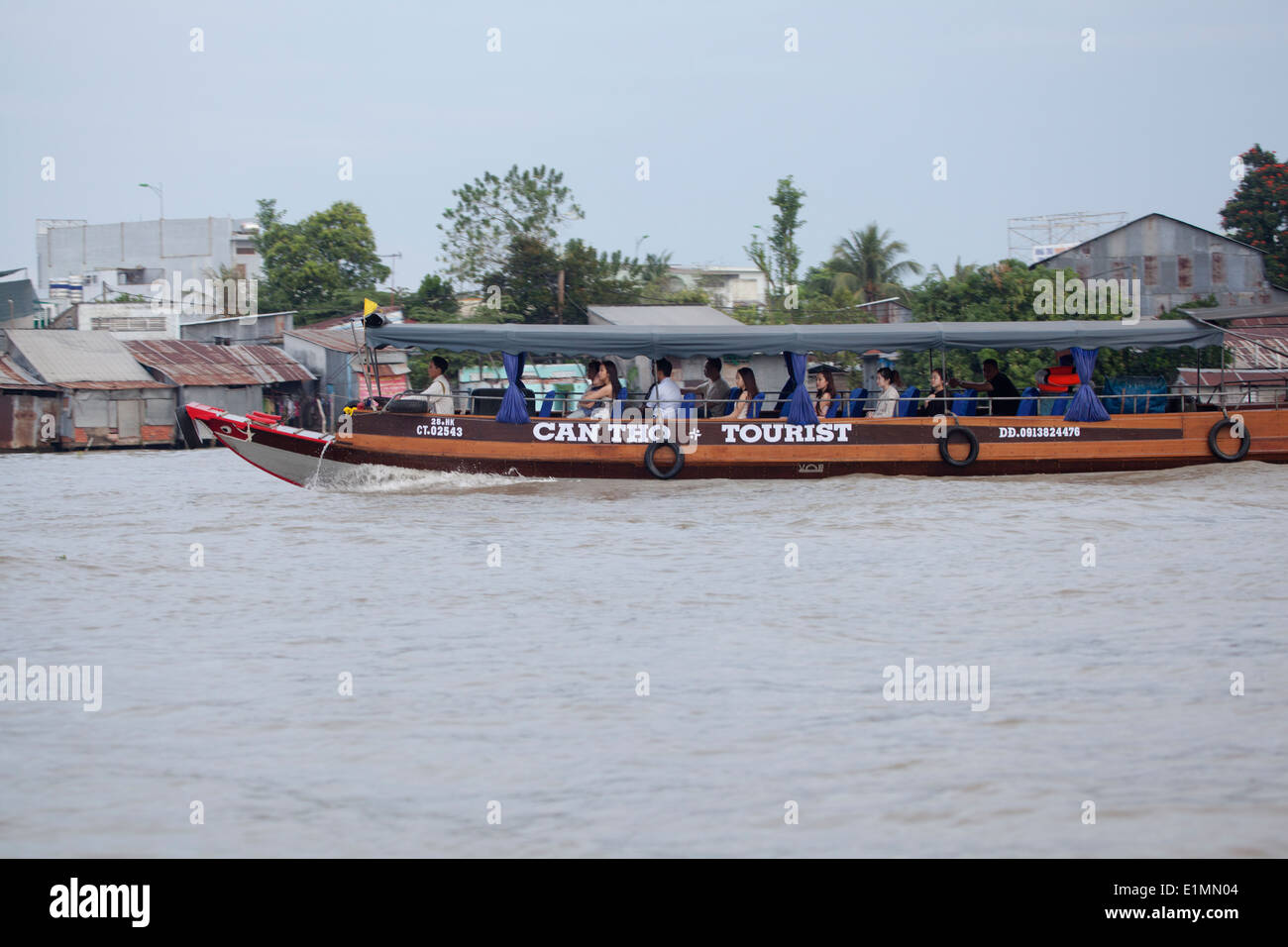 La barca turistica sul fiume Mekong a Can Tho in Vietnam Foto Stock