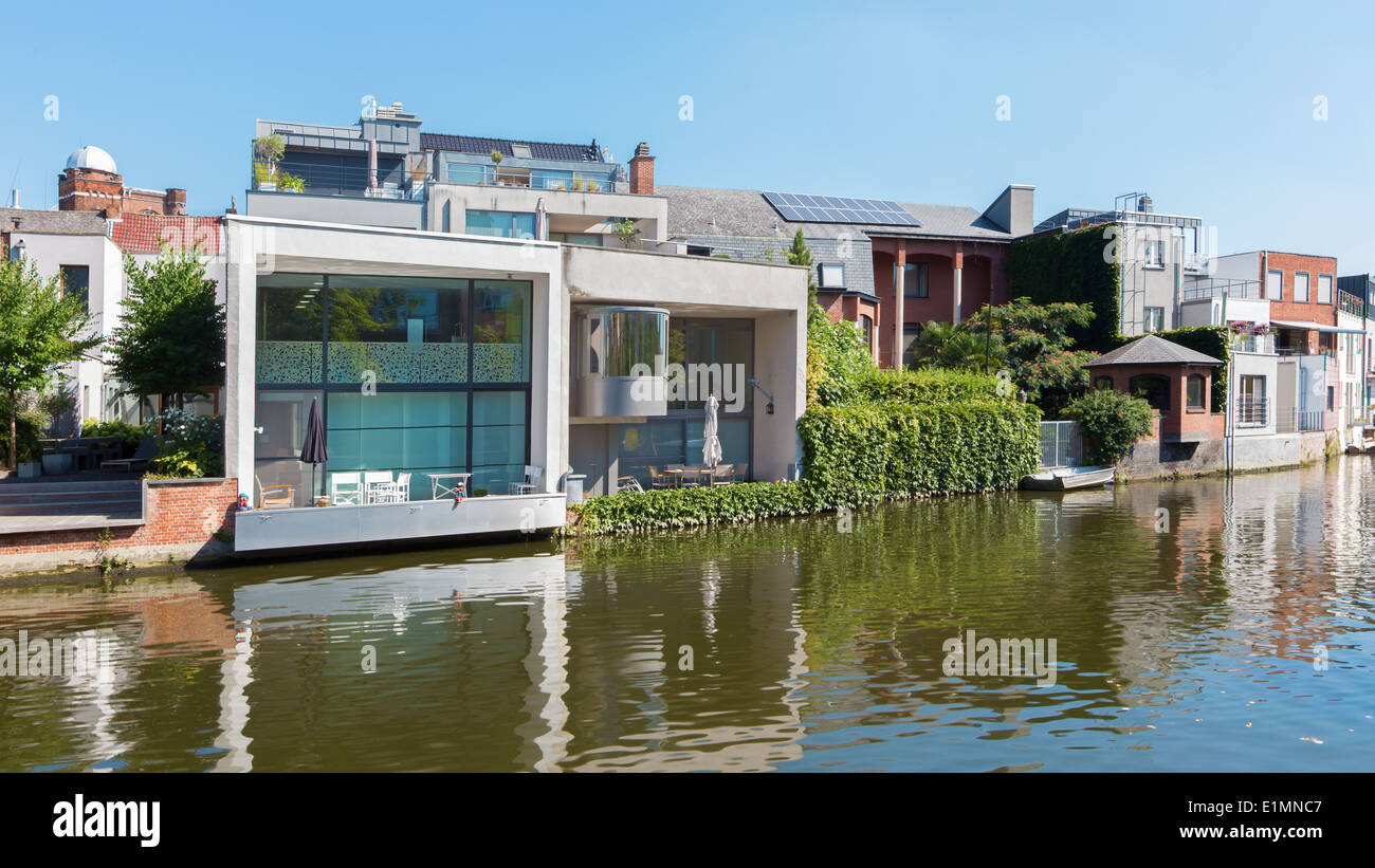 MECHELEN, Belgio - 4 Settembre 2013: moderna casa di famiglia sul lungomare di Canal. Foto Stock