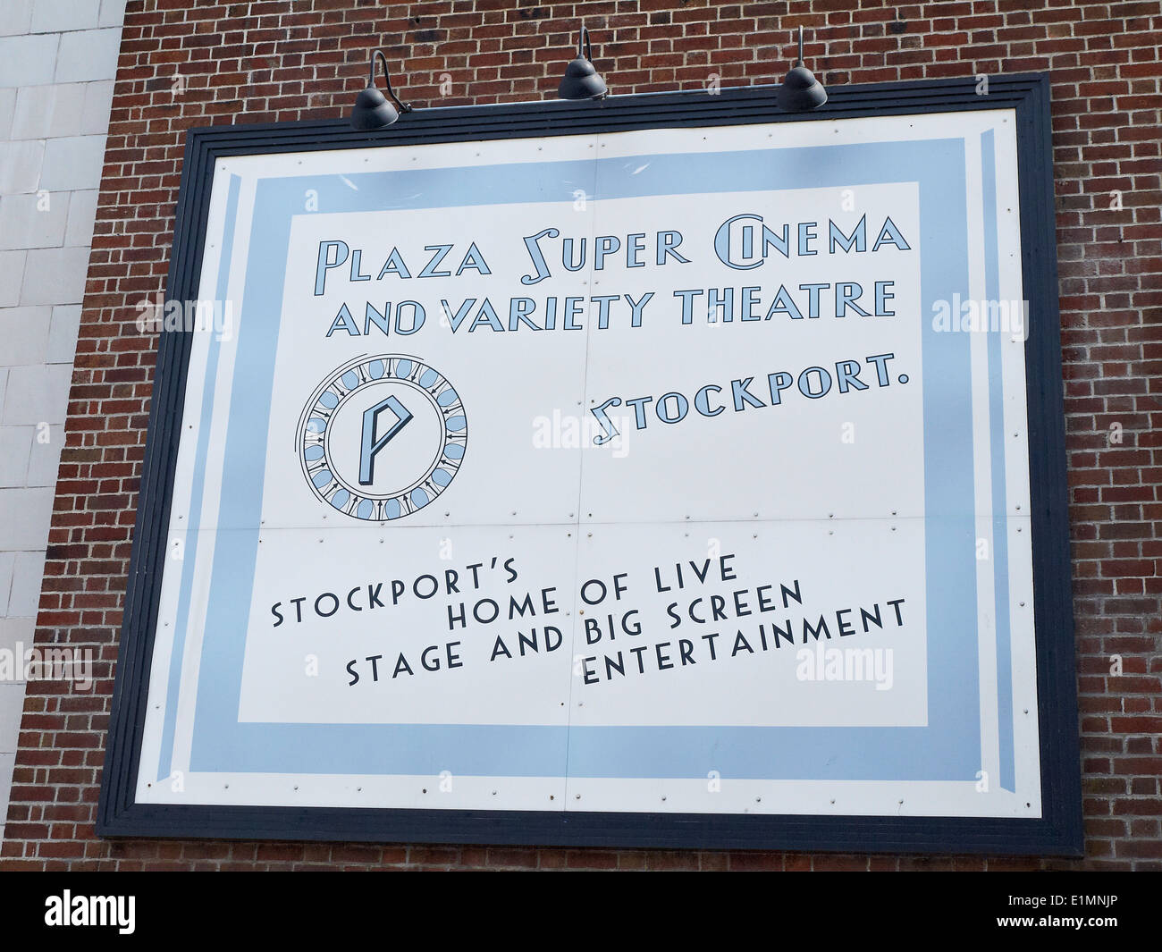 Inserzione sulla parete esterna della Plaza promuovere il cinema e il teatro in Stockport CHESHIRE REGNO UNITO Foto Stock
