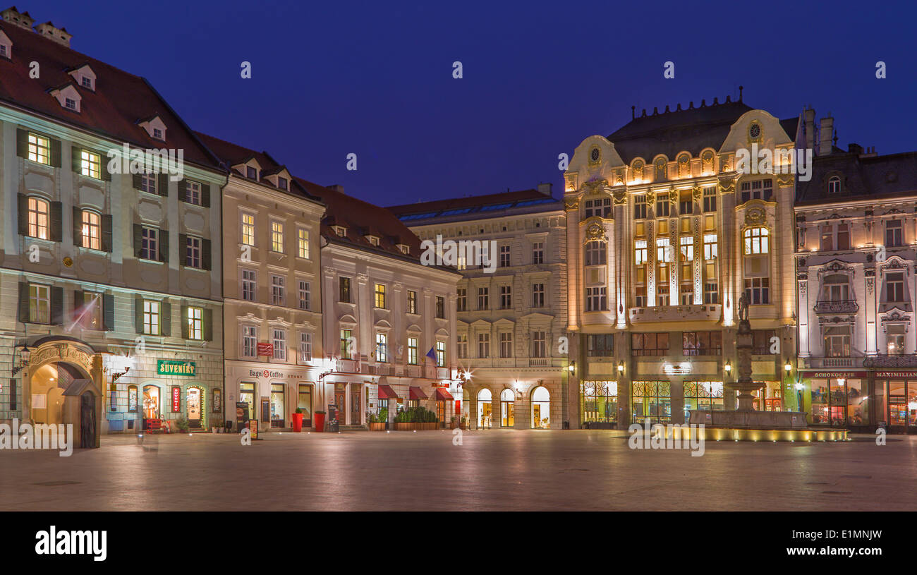 BRATISLAVA, Slovacchia - 23 gennaio 2014: piazza principale nel crepuscolo serale con più stili architettonici. Foto Stock
