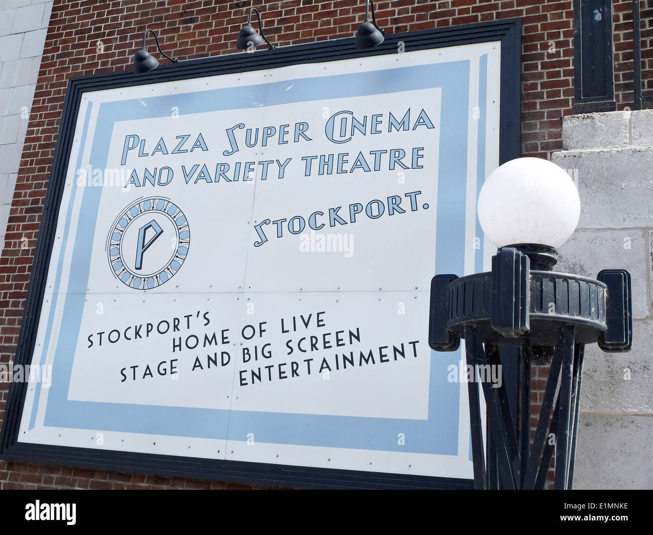 Inserzione sulla parete esterna della Plaza promuovere il cinema e il teatro in Stockport CHESHIRE REGNO UNITO Foto Stock