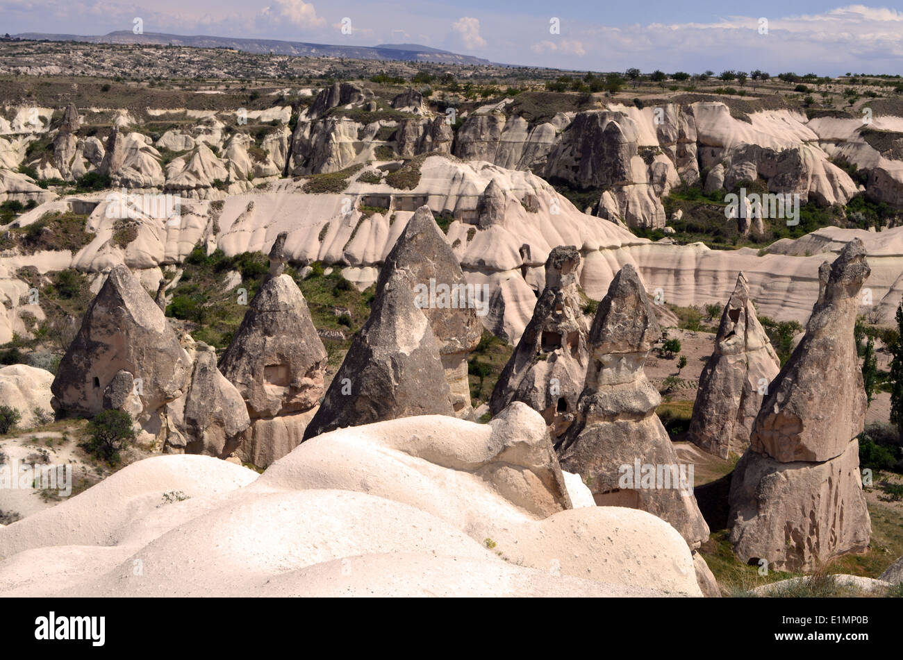 Cappadocia,Turchia. Strano landsof favole con un cappuccio di basalto che si rinnova, causata da due vulcani Erciyes,& Hasan Foto Stock