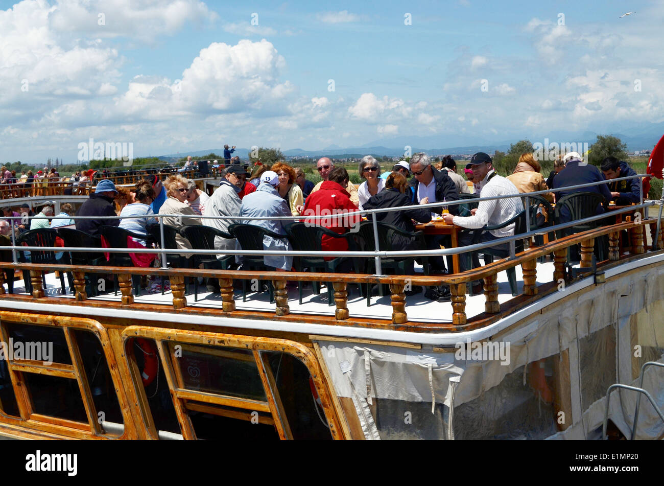 Gita in barca con pranzo a bordo, modo di trascorrere del tempo in Antalya. Le barche sono decorate come navi pirata. Foto Stock