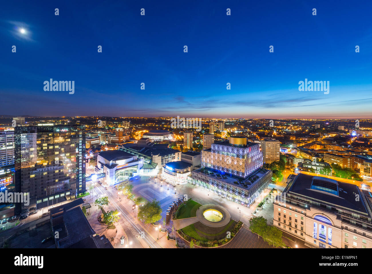 Una vista notturna di Birmingham City Centre di notte, mostrando Centenary Square e la nuova biblioteca di Birmingham. Foto Stock