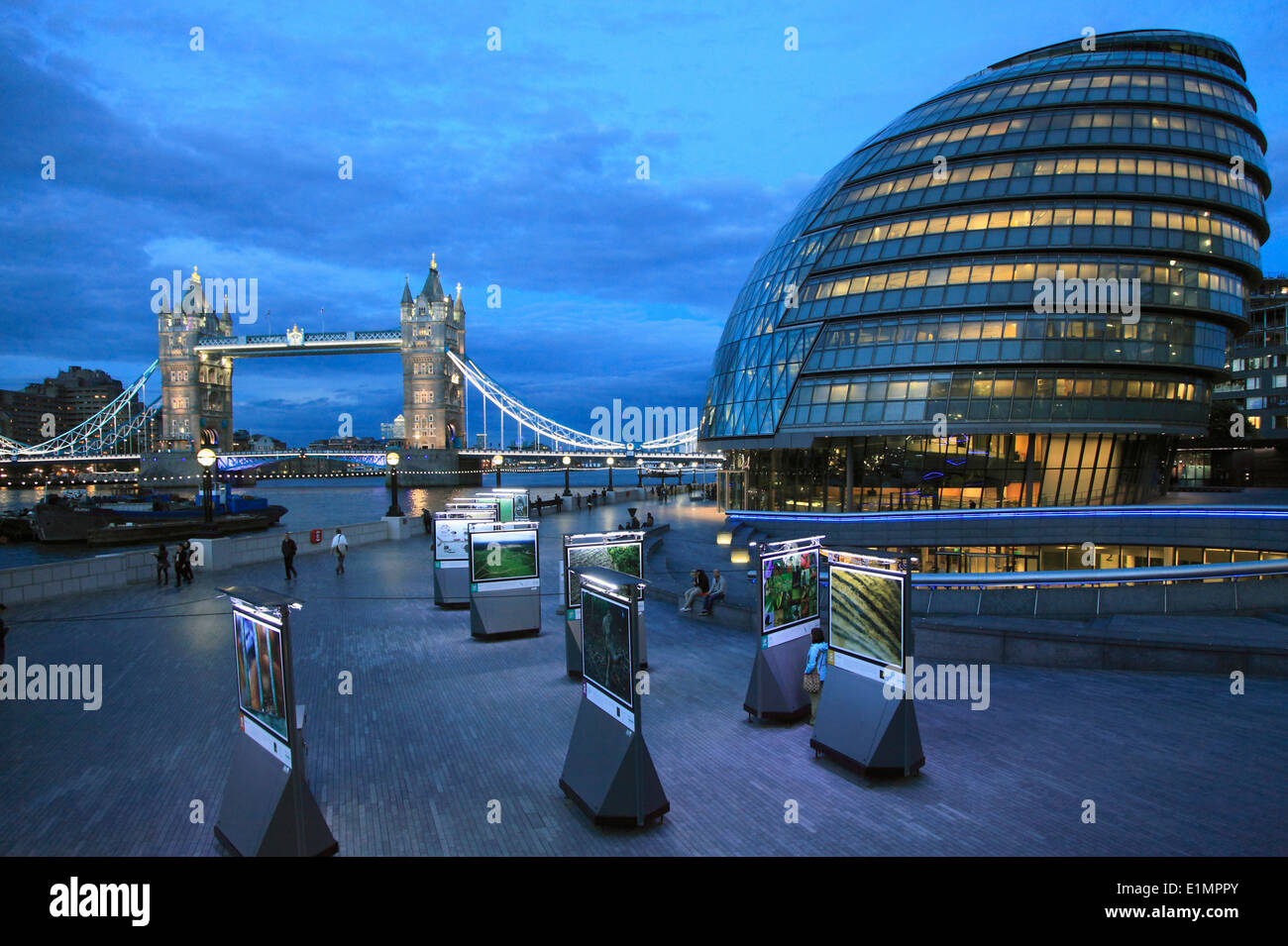 Regno Unito, Inghilterra, Londra, il Tower Bridge, il Municipio, Norman Foster architetto, Foto Stock