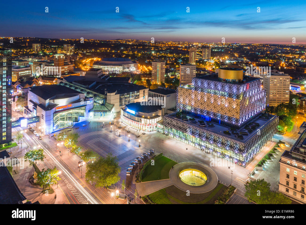 Una vista notturna di Birmingham City Centre di notte, mostrando Centenary Square e la nuova biblioteca di Birmingham. Foto Stock