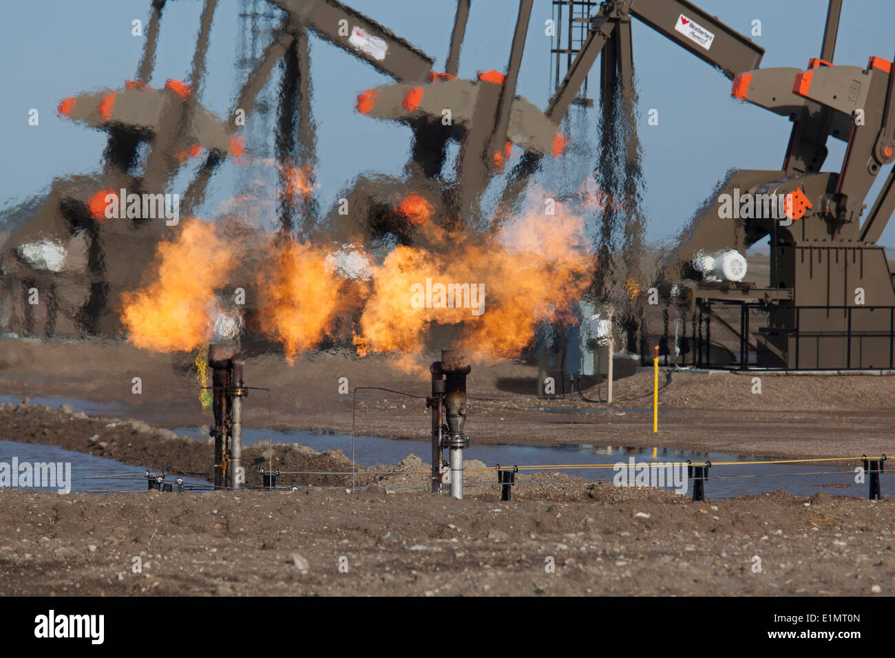 Watford City North Dakota - gas naturale è svasata off come l'olio viene pompato nel Bakken, formazione argillosa. Foto Stock