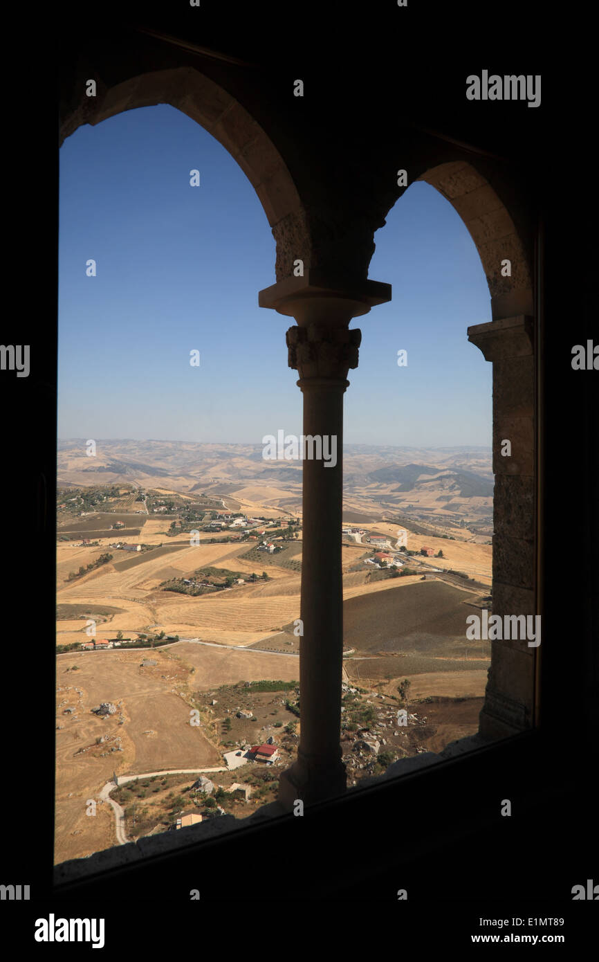 Mussomeli Castello, Provincia di Caltanissetta, Sicilia, Italia. Vista dalla finestra del castello Foto Stock