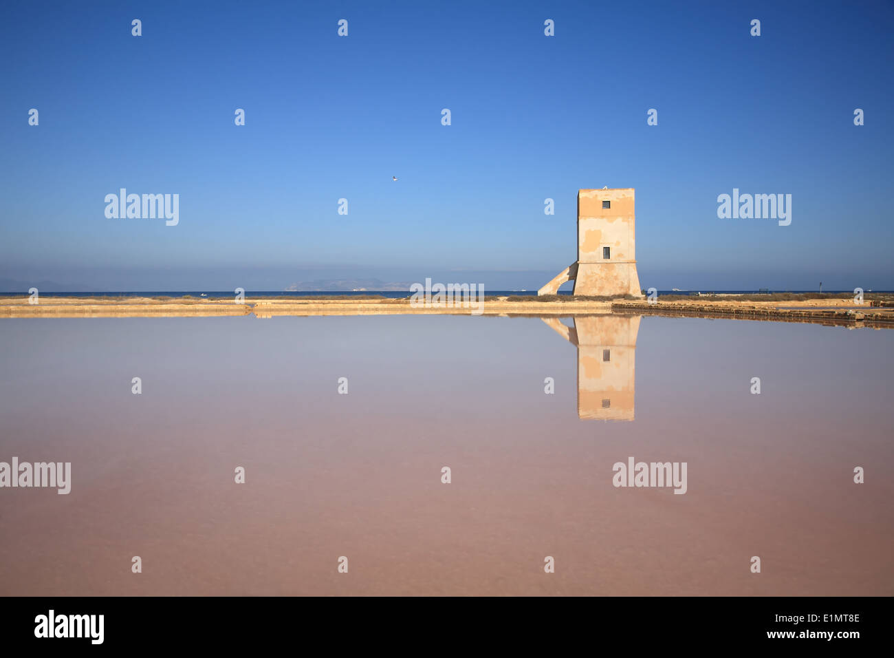 Campo di sale nel distretto di Trapani, Sicilia, Italia Foto Stock