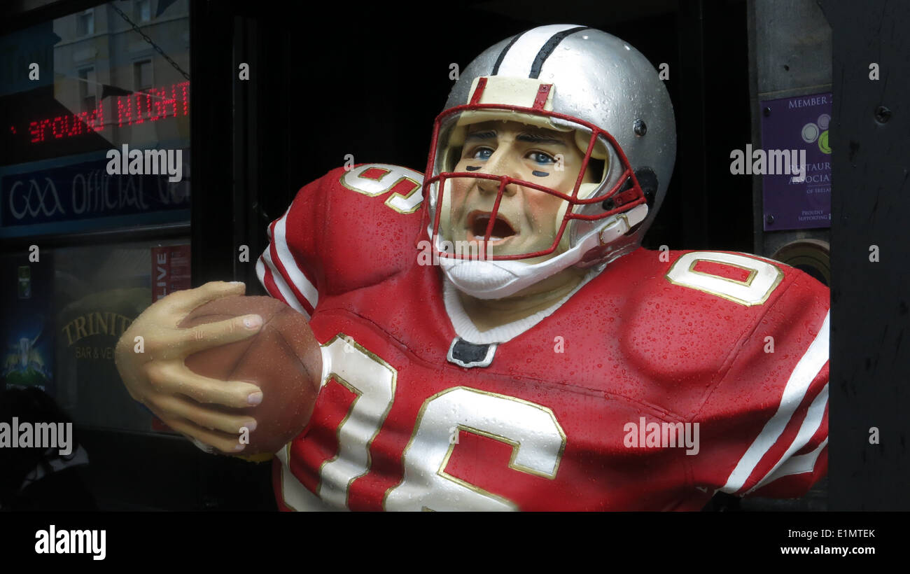 Un American Football statua al di fuori di un pub a Dame Street nella città di Dublino durante il build fino al Super Bowl 48. Foto Stock