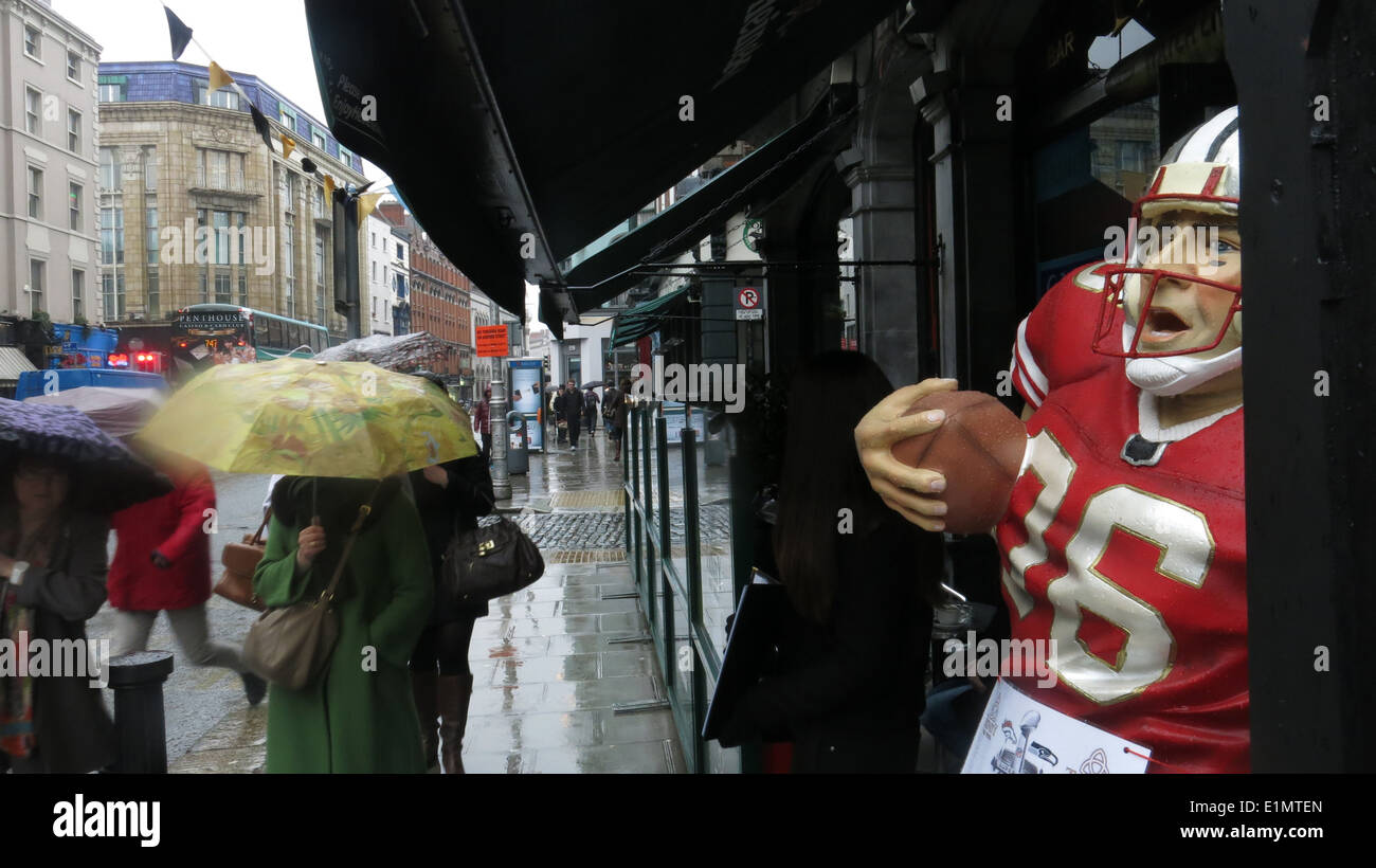 Un American Football statua al di fuori di un pub a Dame Street nella città di Dublino durante il build fino al Super Bowl 48. Foto Stock