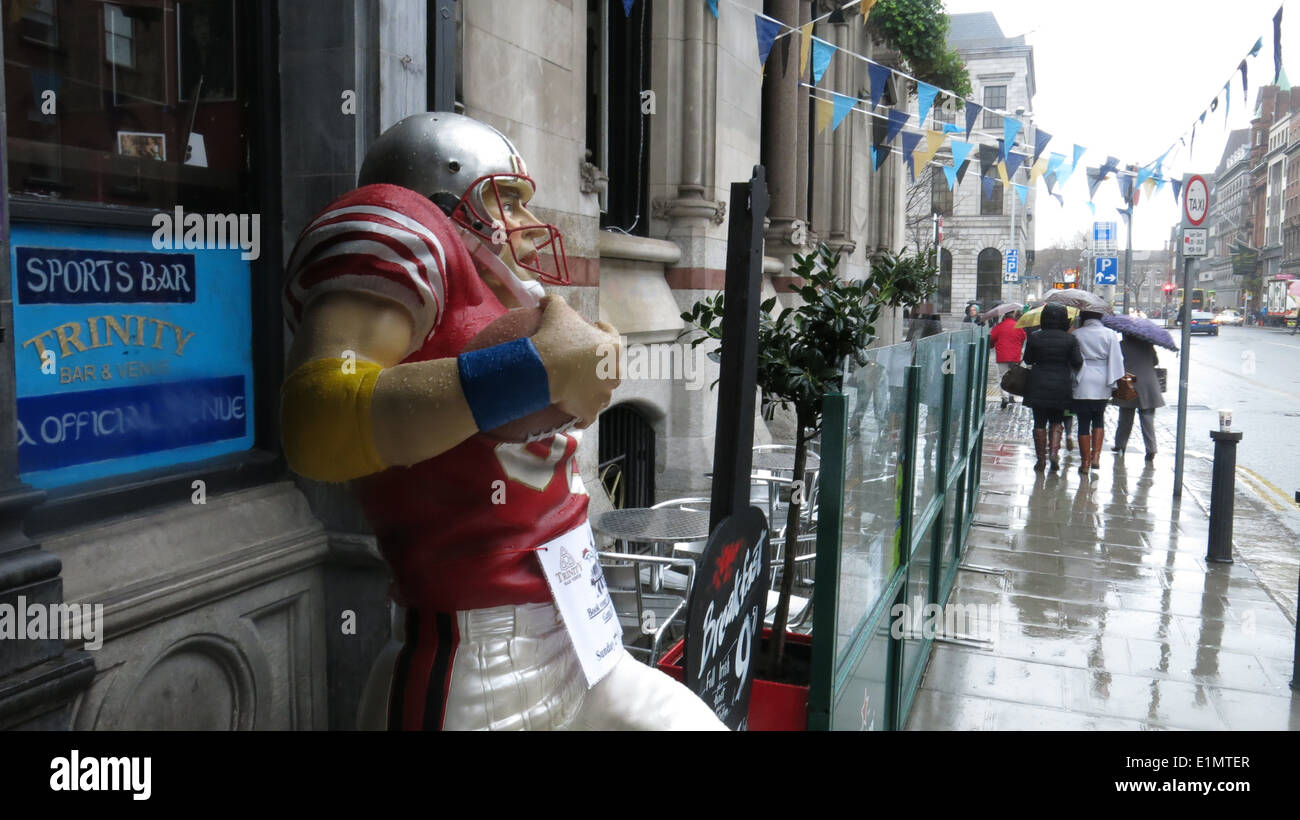 Un American Football statua al di fuori di un pub a Dame Street nella città di Dublino durante il build fino al Super Bowl 48. Foto Stock