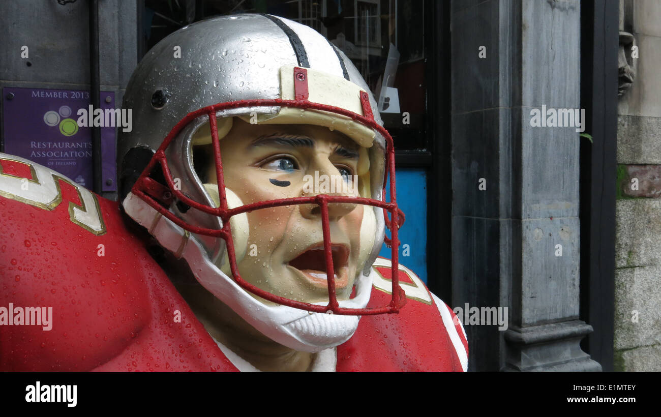 Un American Football statua al di fuori di un pub a Dame Street nella città di Dublino durante il build fino al Super Bowl 48. Foto Stock
